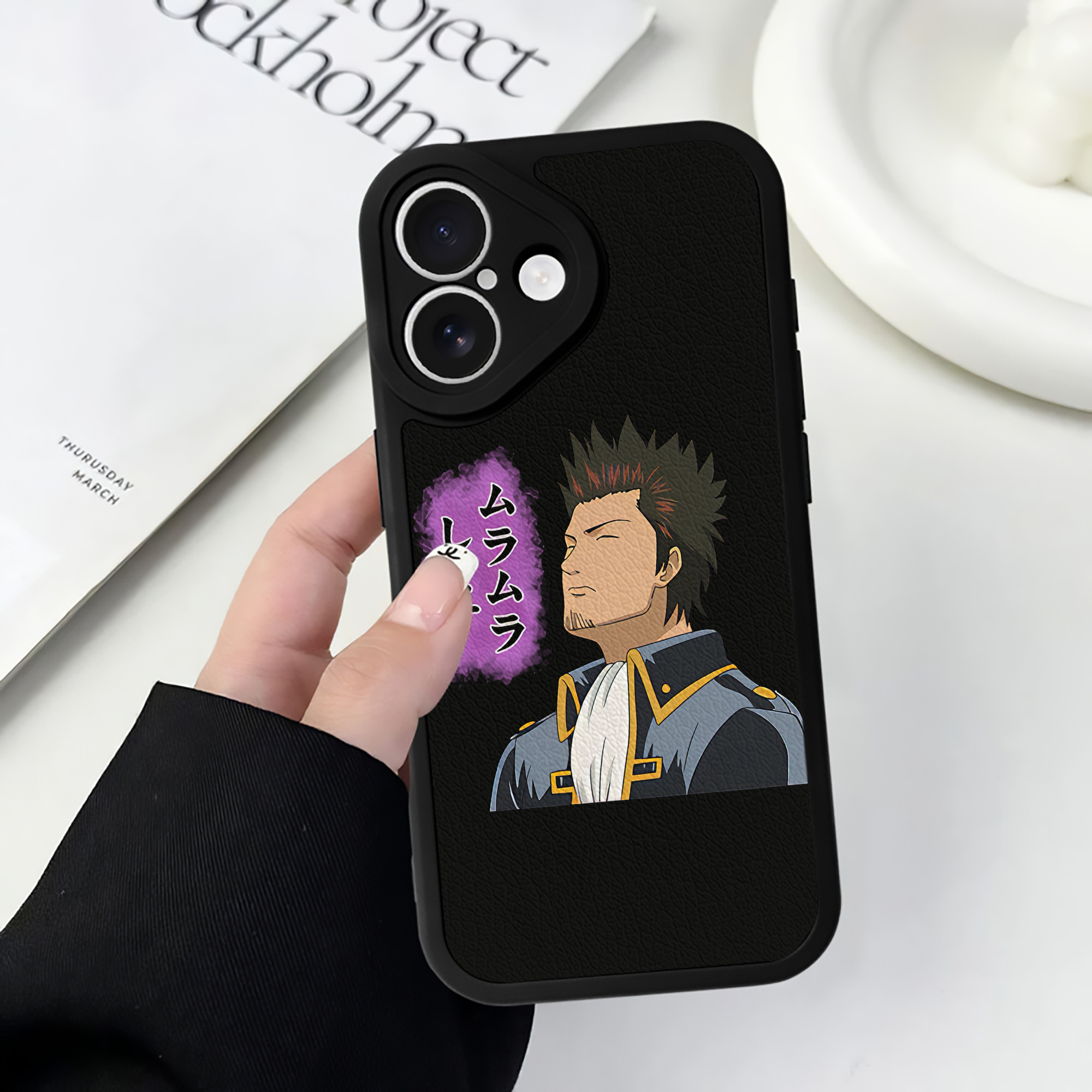 （画像用） ぎんたま 坂田銀時（さかたぎんとき） 神楽 志村新八（しむら しんぱち） GINTAMA Sakata Gintoki Kagura Shimura Shinpachi 【iPhone 16シリーズ対応】シリコンスマホケース（レザー調） 材質：シリコン